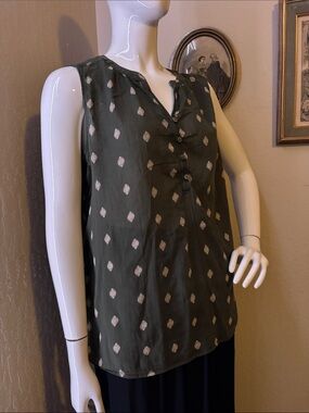 Liz Claiborne Olive Green Sleeveless Printed V-Neck Top